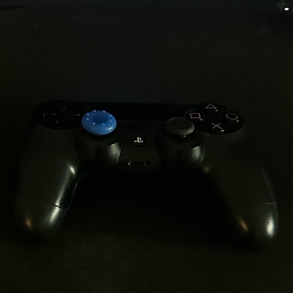 PS4 console with 1 controller and 13 games - Picture 3 of 4